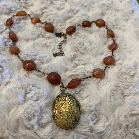 Pair of Lightweight Necklaces - Picture 6 of 7